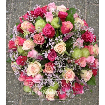 Rijkelijk gevulde roze gekleurde rozen-biedermeier